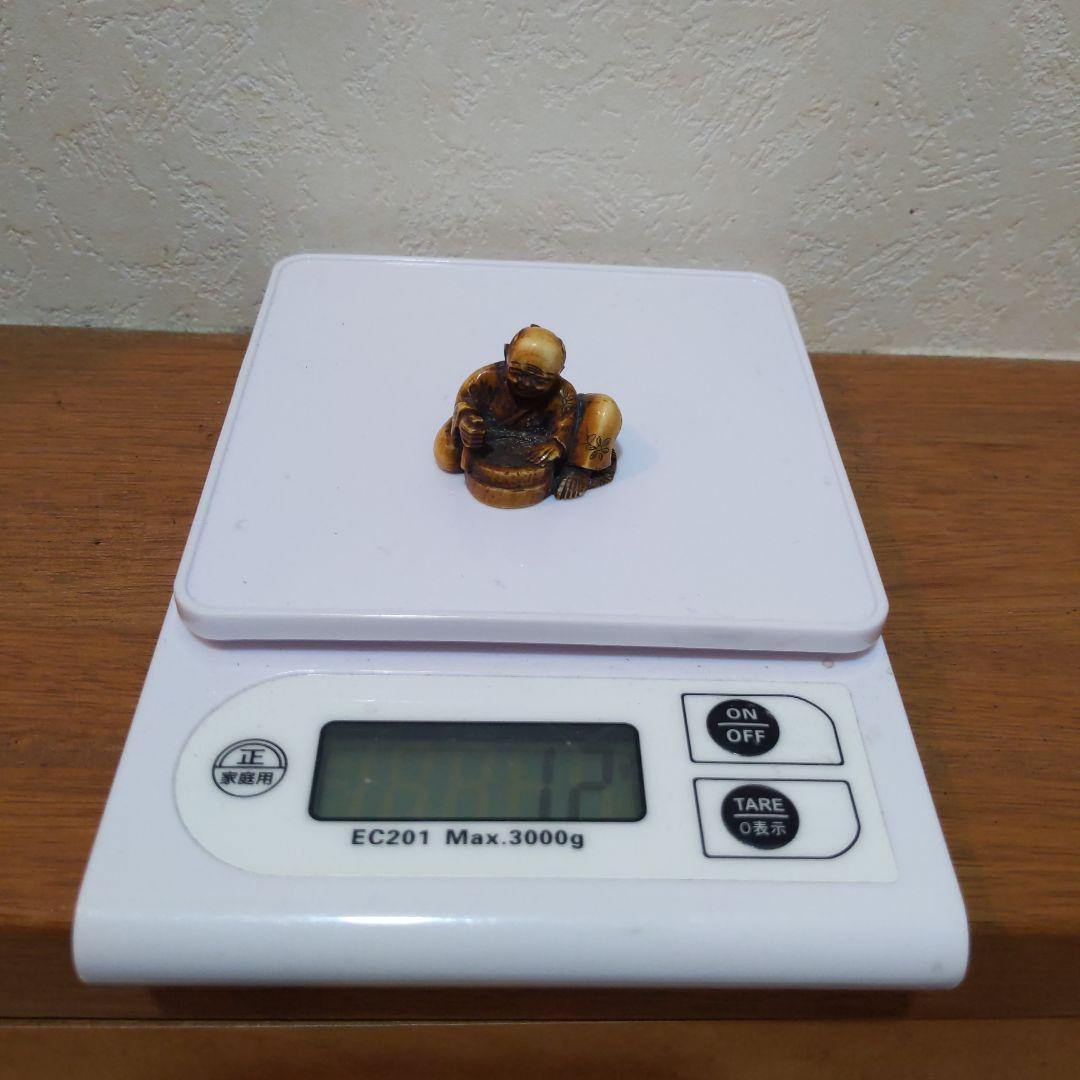 時代提げ物 人物根付 天然素材 【桶職人】高さ約2.7cm重さ約12ｇ