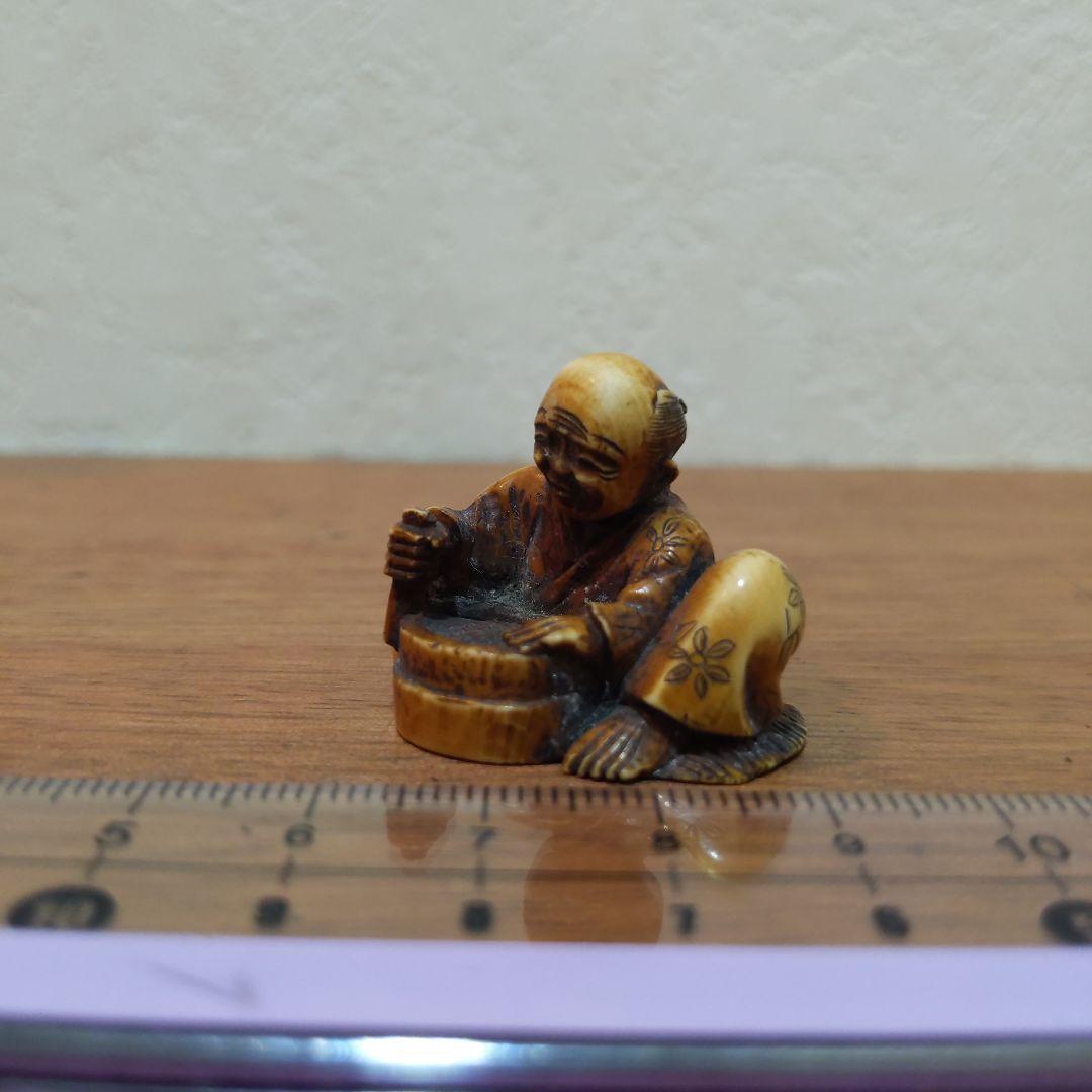 時代提げ物 人物根付 天然素材 【桶職人】高さ約2.7cm重さ約12ｇ