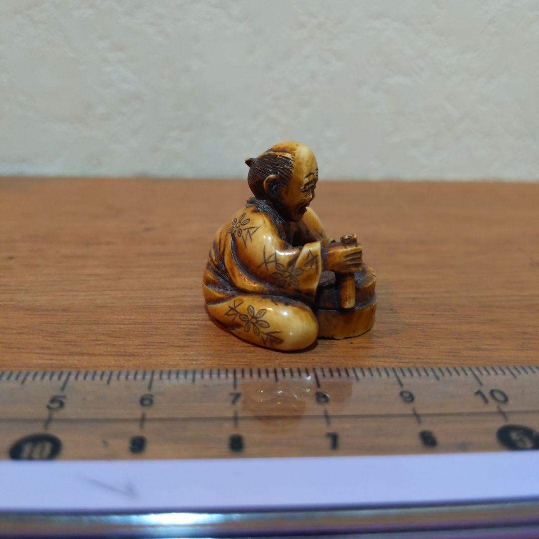 時代提げ物 人物根付 天然素材 【桶職人】高さ約2.7cm重さ約12ｇ