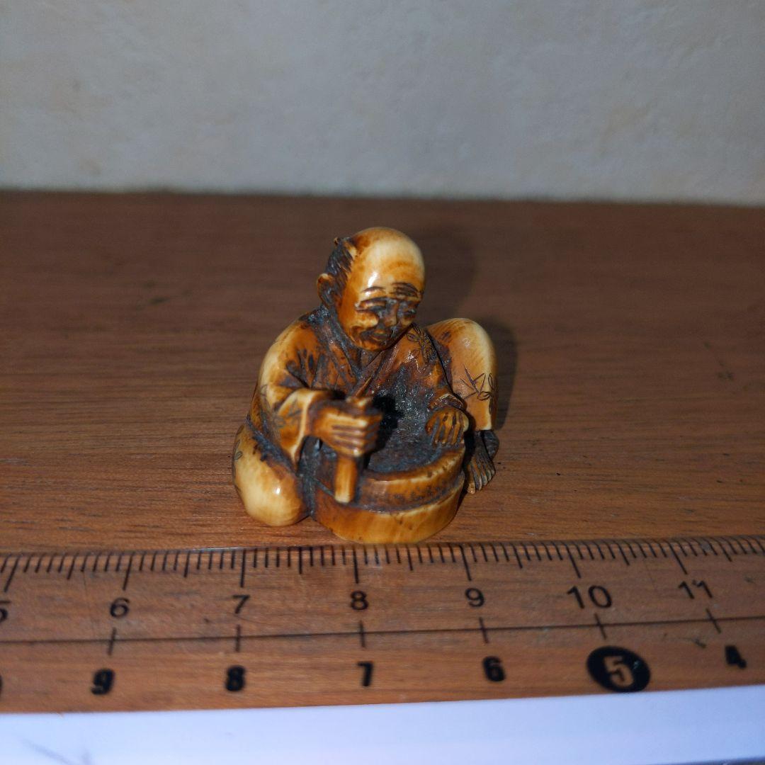 時代提げ物 人物根付 天然素材 【桶職人】高さ約2.7cm重さ約12ｇ