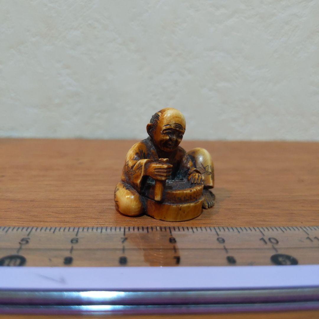 時代提げ物 人物根付 天然素材 【桶職人】高さ約2.7cm重さ約12ｇ