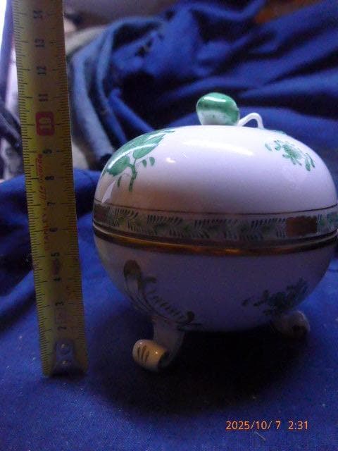 全て手彩色のヘレンドのアポニーグリーンの豪華な脚付き菓子器です。フィニアルは苺