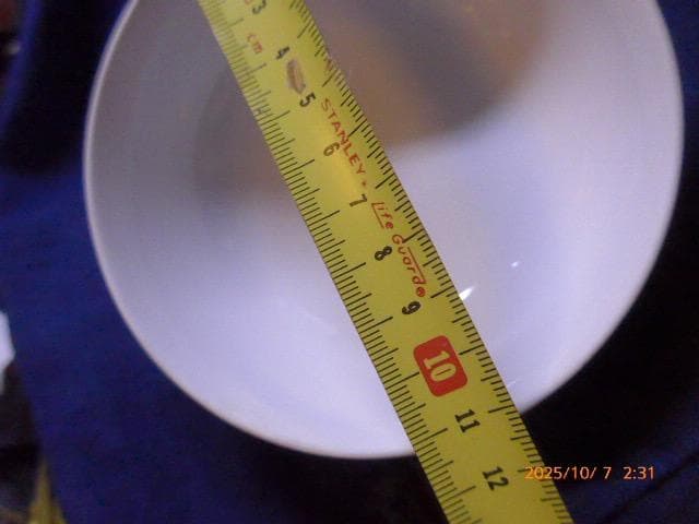 全て手彩色のヘレンドのアポニーグリーンの豪華な脚付き菓子器です。フィニアルは苺