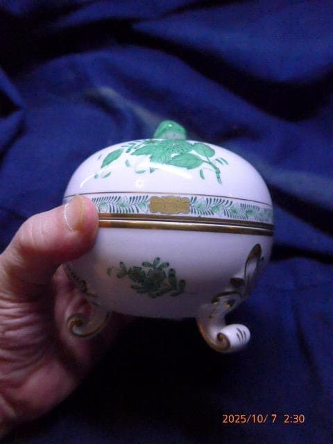 全て手彩色のヘレンドのアポニーグリーンの豪華な脚付き菓子器です。フィニアルは苺