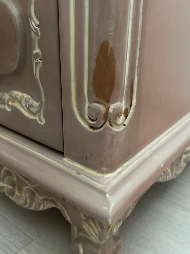 小ぶりでエレガントな、ベッドサイドチェスト