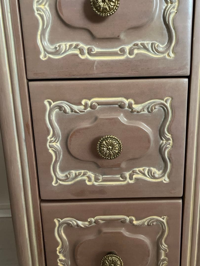 小ぶりでエレガントな、ベッドサイドチェスト