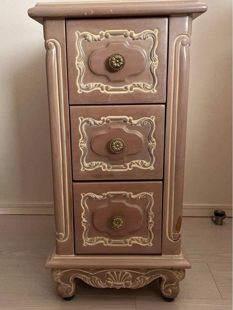 小ぶりでエレガントな、ベッドサイドチェスト