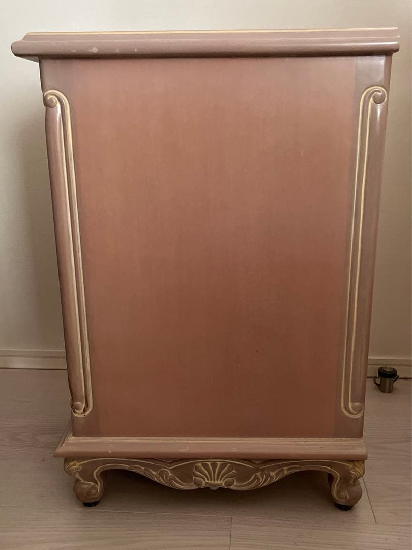 小ぶりでエレガントな、ベッドサイドチェスト