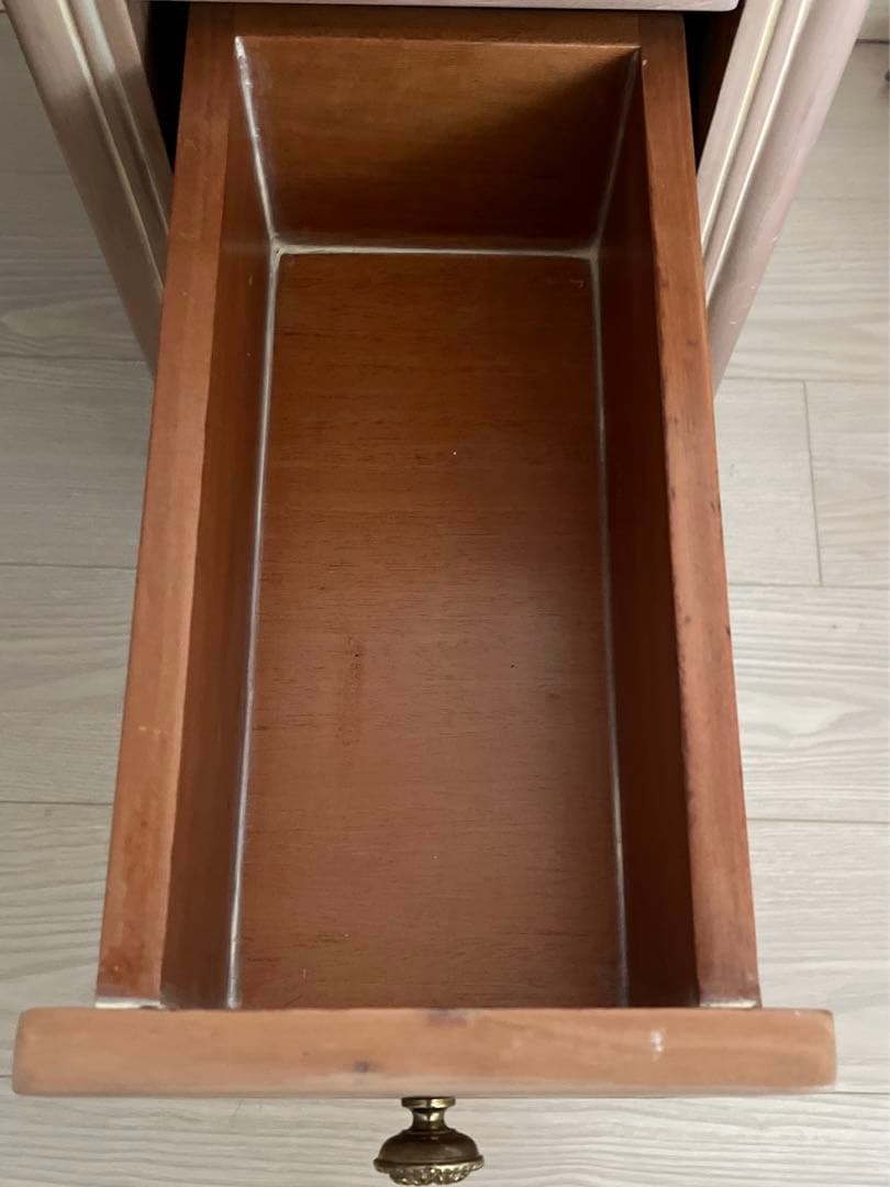 小ぶりでエレガントな、ベッドサイドチェスト