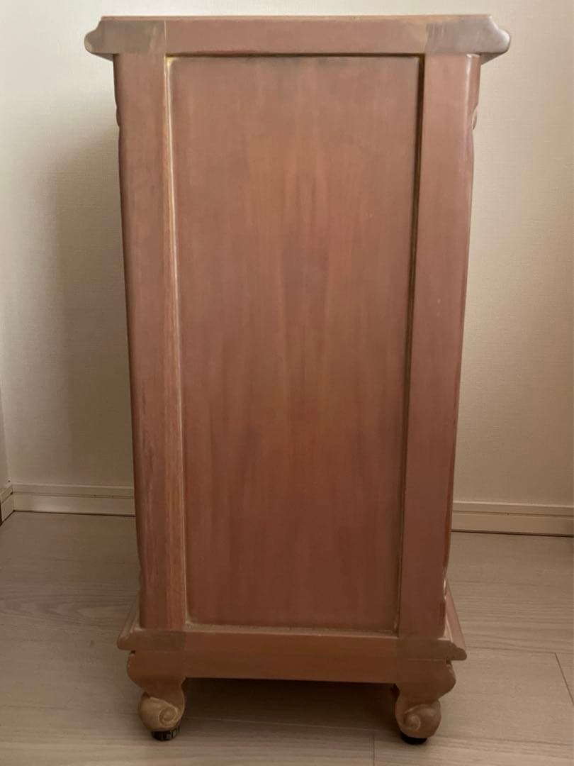 小ぶりでエレガントな、ベッドサイドチェスト