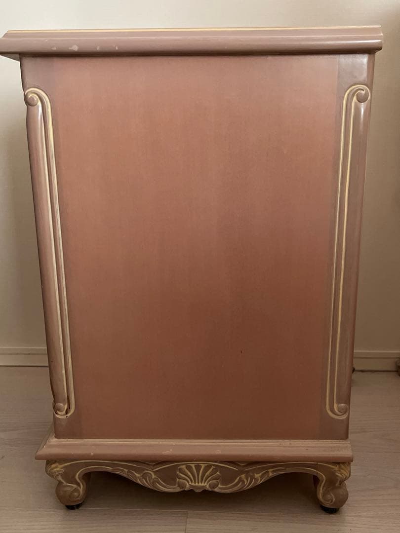 小ぶりでエレガントな、ベッドサイドチェスト