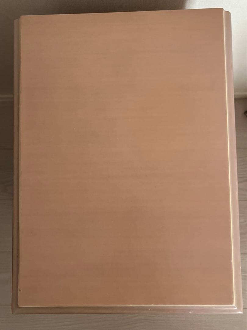 小ぶりでエレガントな、ベッドサイドチェスト