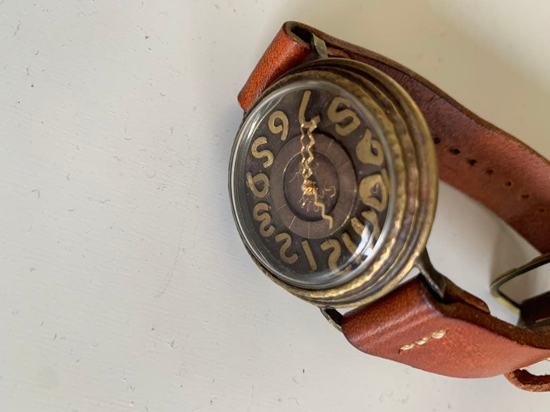 ユニークなアナログレザーバンド腕時計