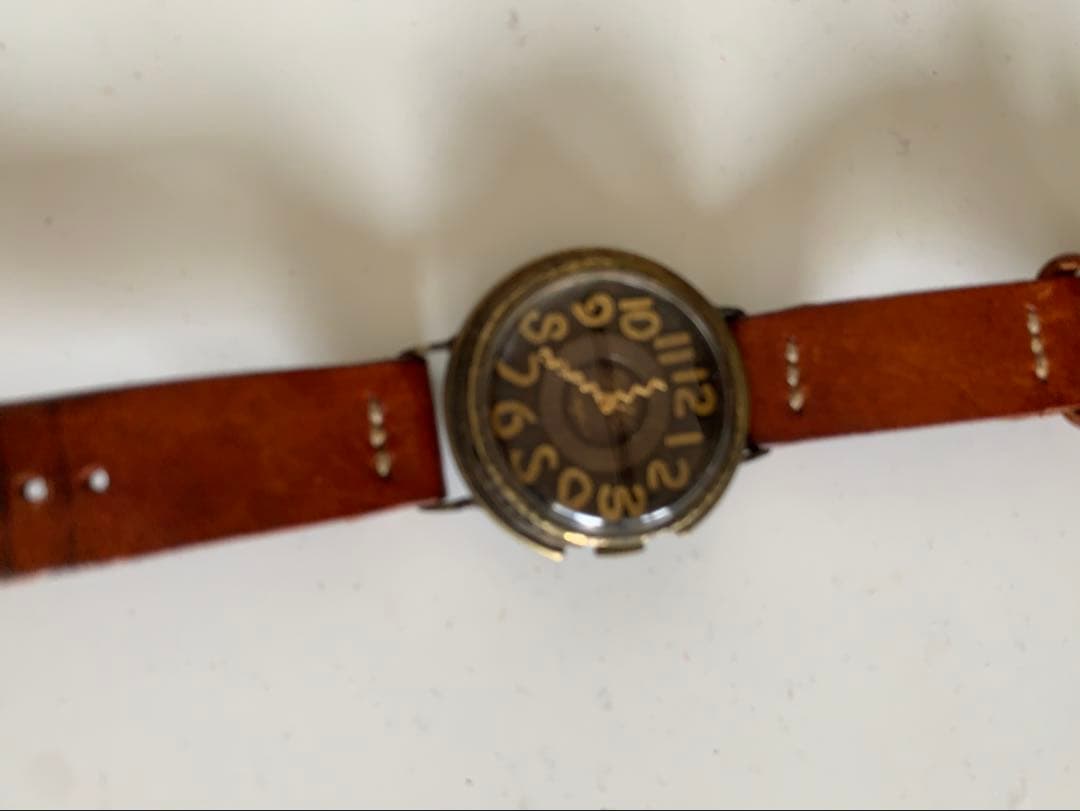 ユニークなアナログレザーバンド腕時計