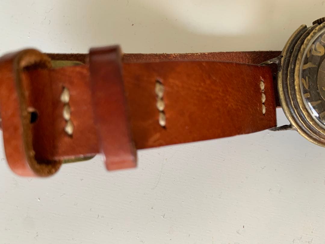 ユニークなアナログレザーバンド腕時計