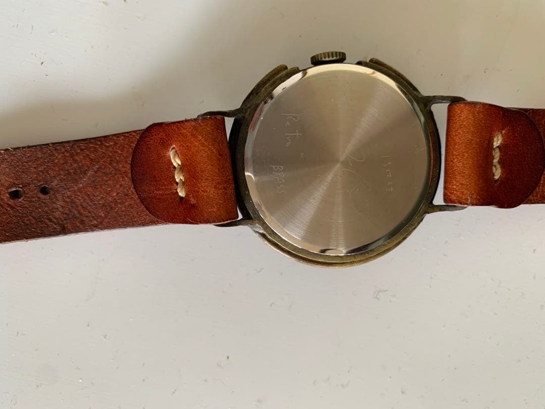 ユニークなアナログレザーバンド腕時計