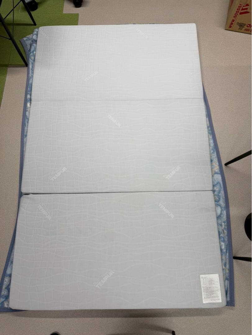 【美品】TEMPURテンピュール　低反発三つ折りマットレス　フトンデラックス