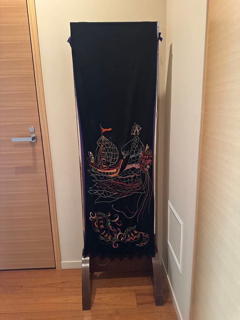 アンティーク木製大型スタンドミラー 刺繍カバー付き