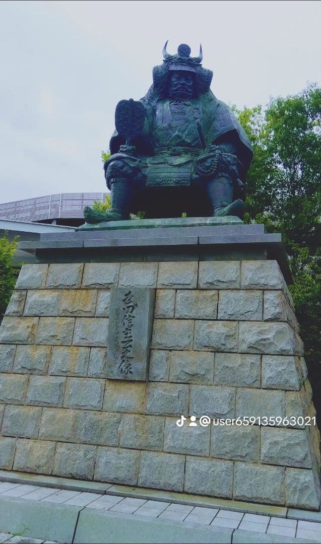 超綺麗&超豪華.巨大.龍入り水晶玉の置物.直径15センチ位..最高級台座