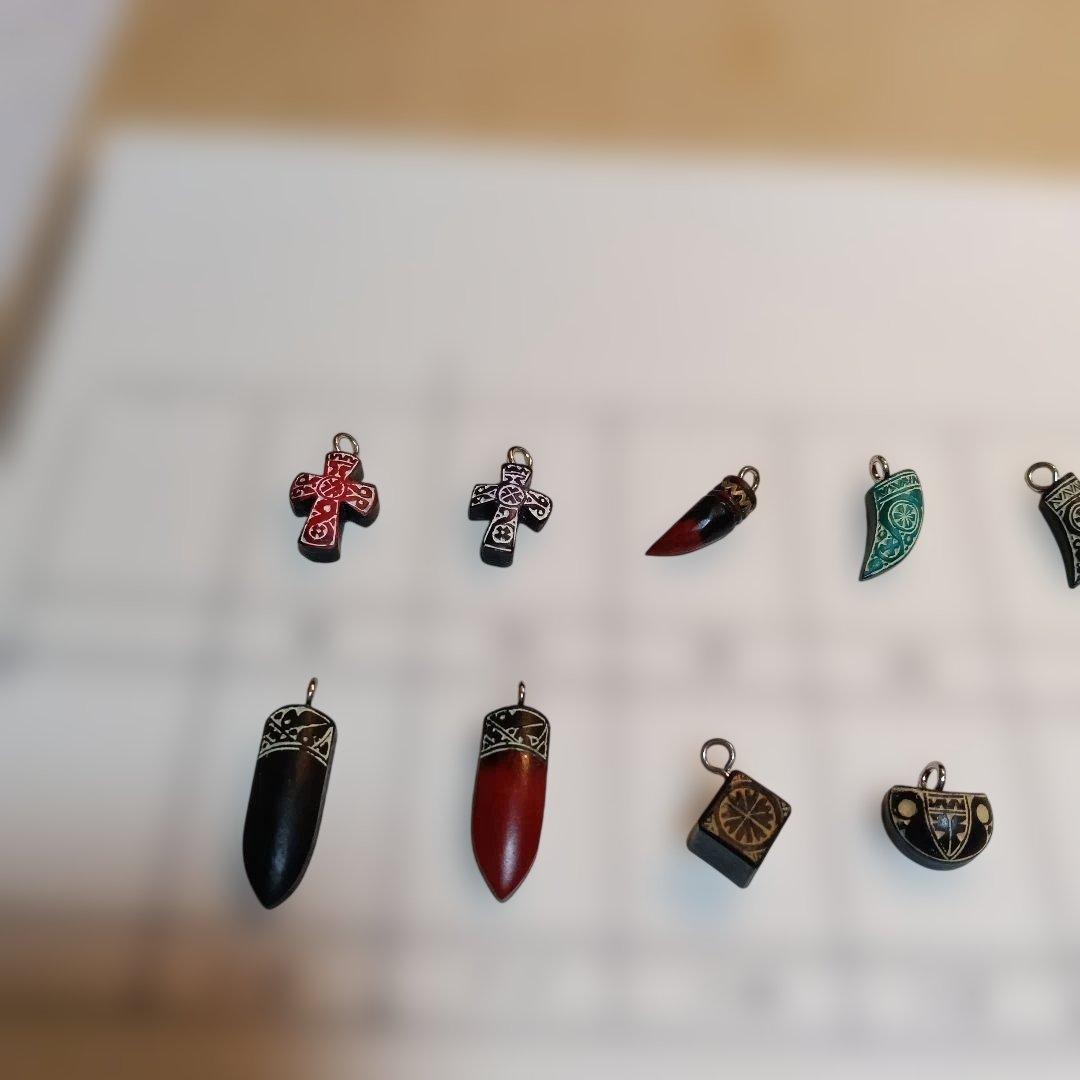 57.アイヌ模様のペンダント、ストラップ使用のパーツ、１種類１０個セット