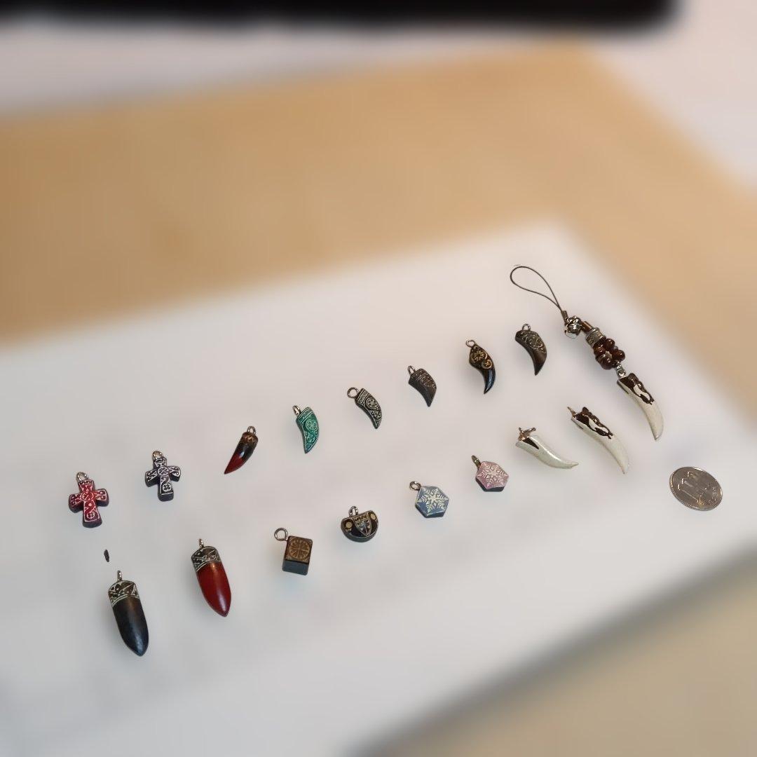 57.アイヌ模様のペンダント、ストラップ使用のパーツ、１種類１０個セット