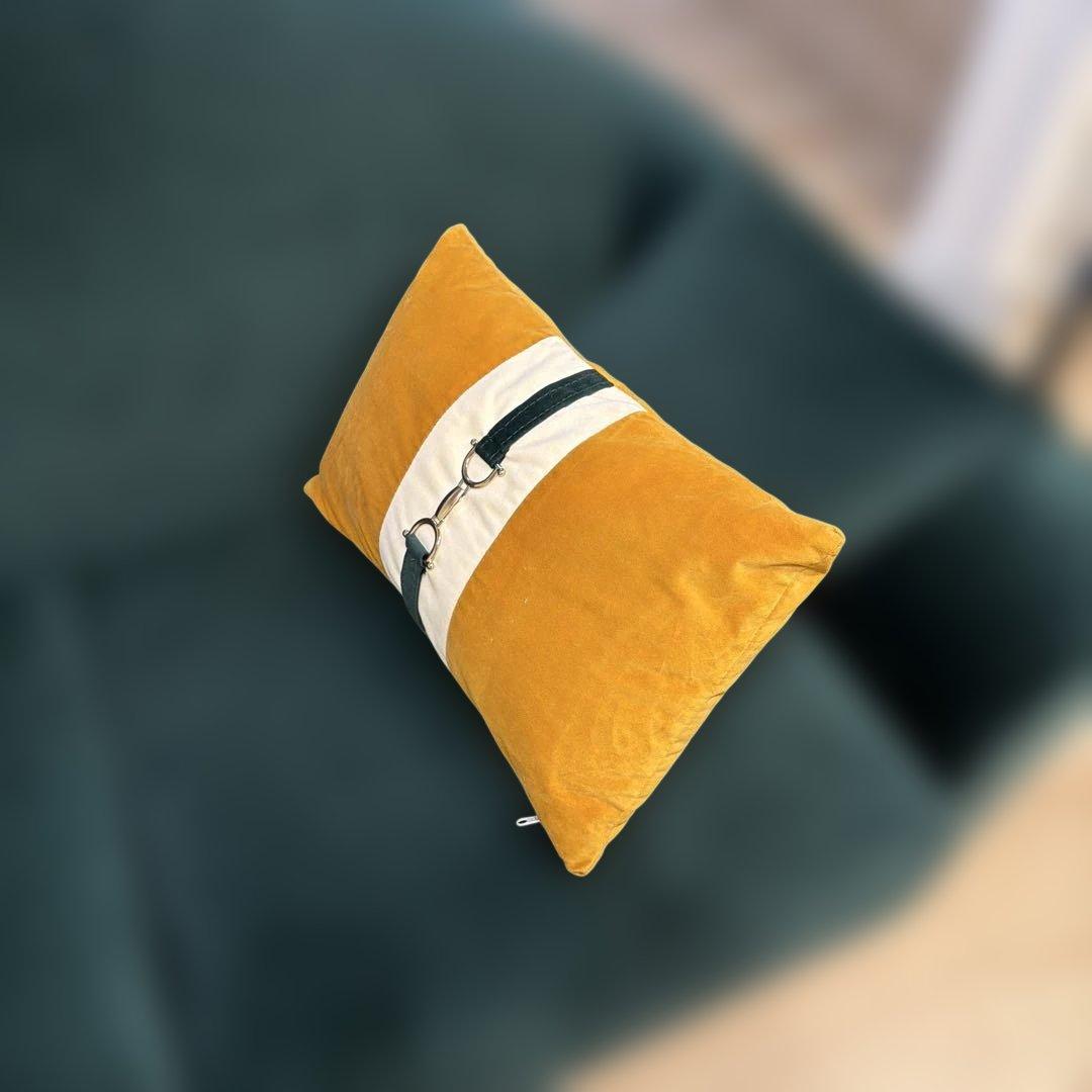 ダークグリーンソファとストライプクッション