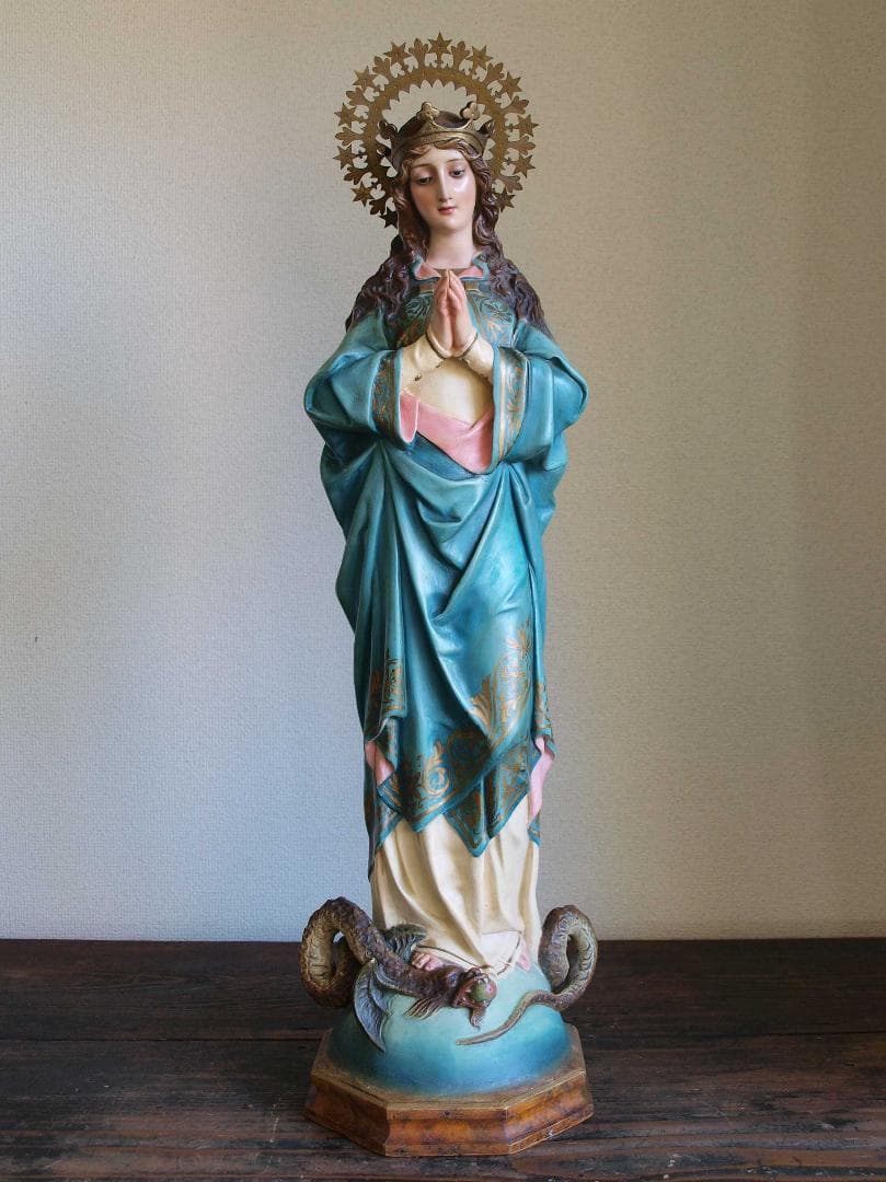 祝福された聖母マリアの祈り戴冠の聖母 リンゴをくわえた蛇を踏み祈る