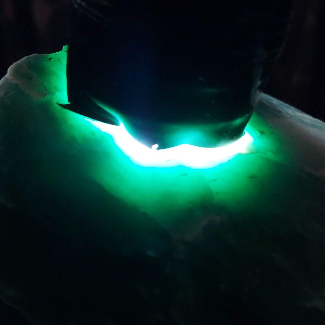 色合い綺麗で大きな インド翡翠 アベンチュリン 原石 表面磨き395