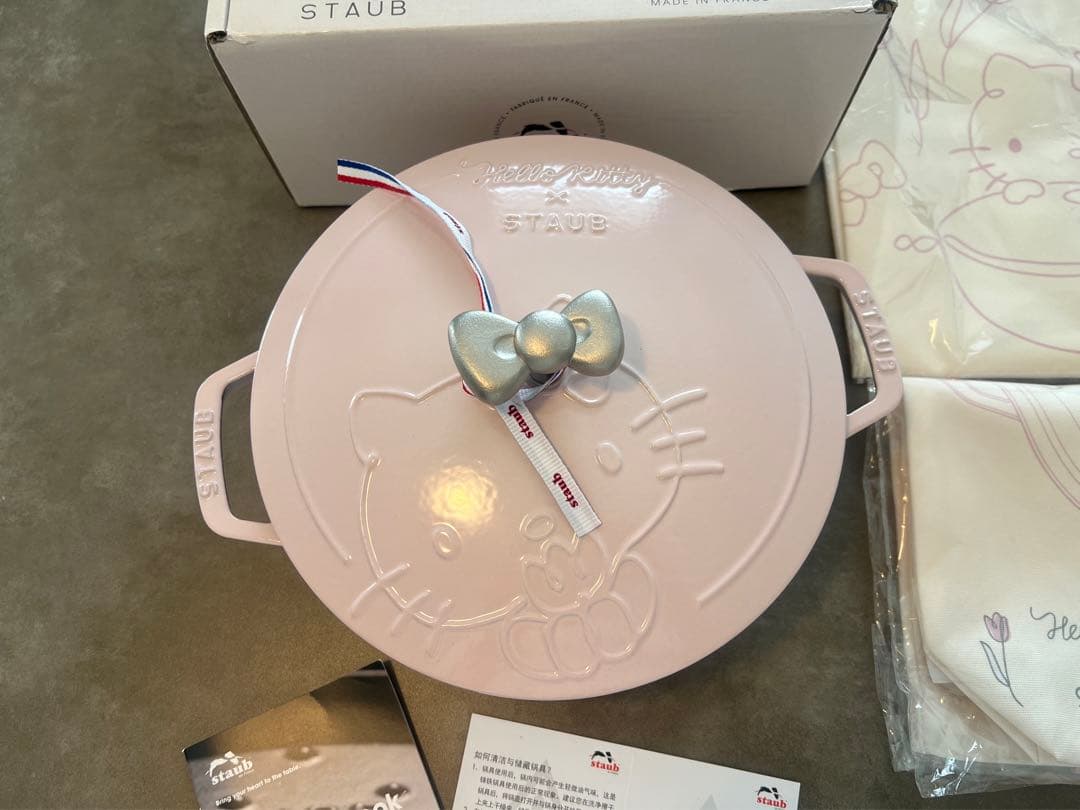 日本未発売海外限定 ストウブ ハローキティコラボ ワナベ24cm 特典2点