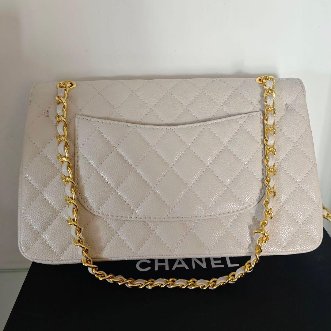 ホワイトのキルティングレザーで ショルダーバッグ