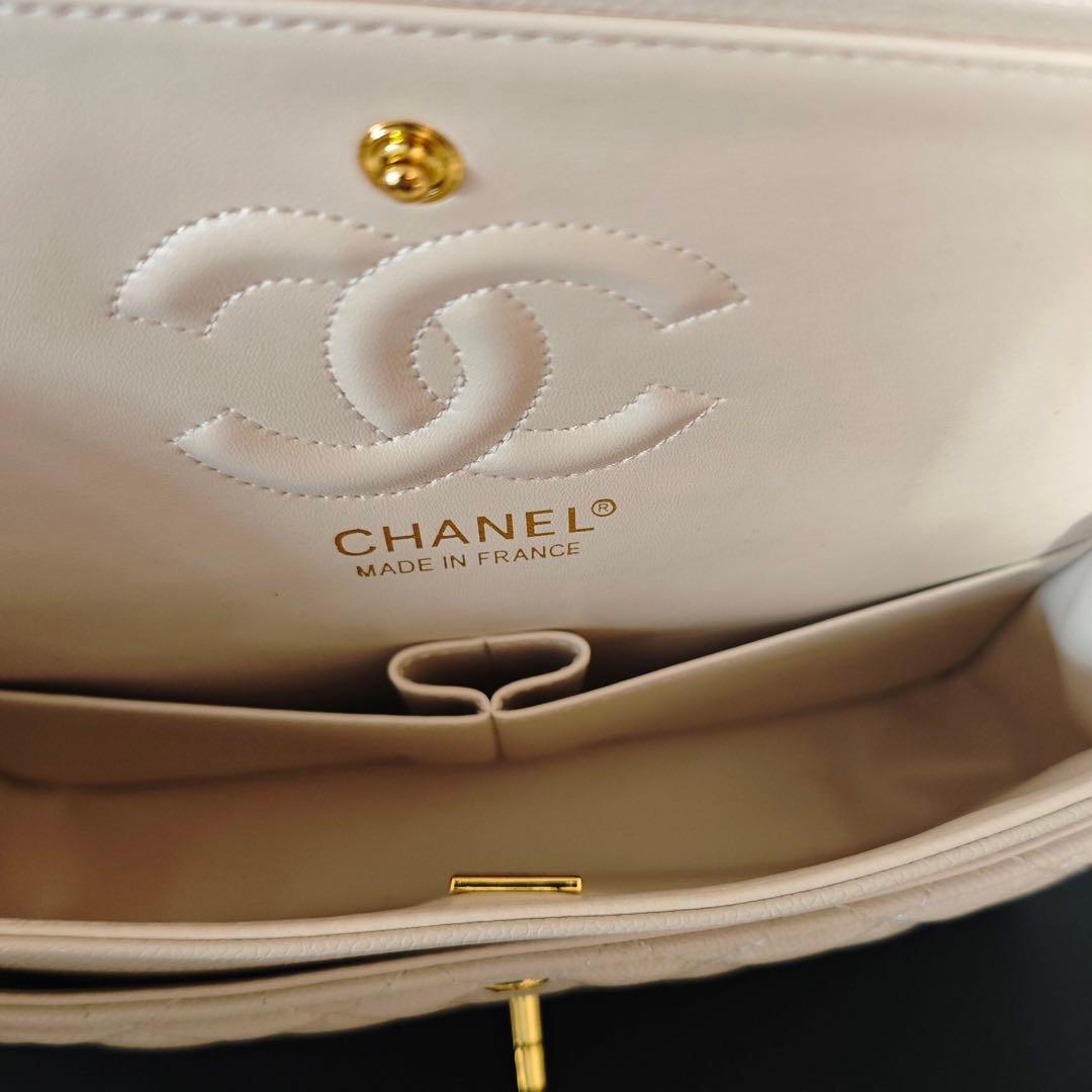 ホワイトのキルティングレザーで ショルダーバッグ