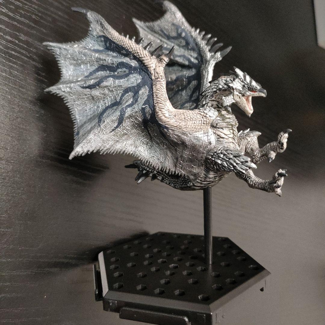 リオレウス希少種 フィギュア 銀レウス - メルカリ