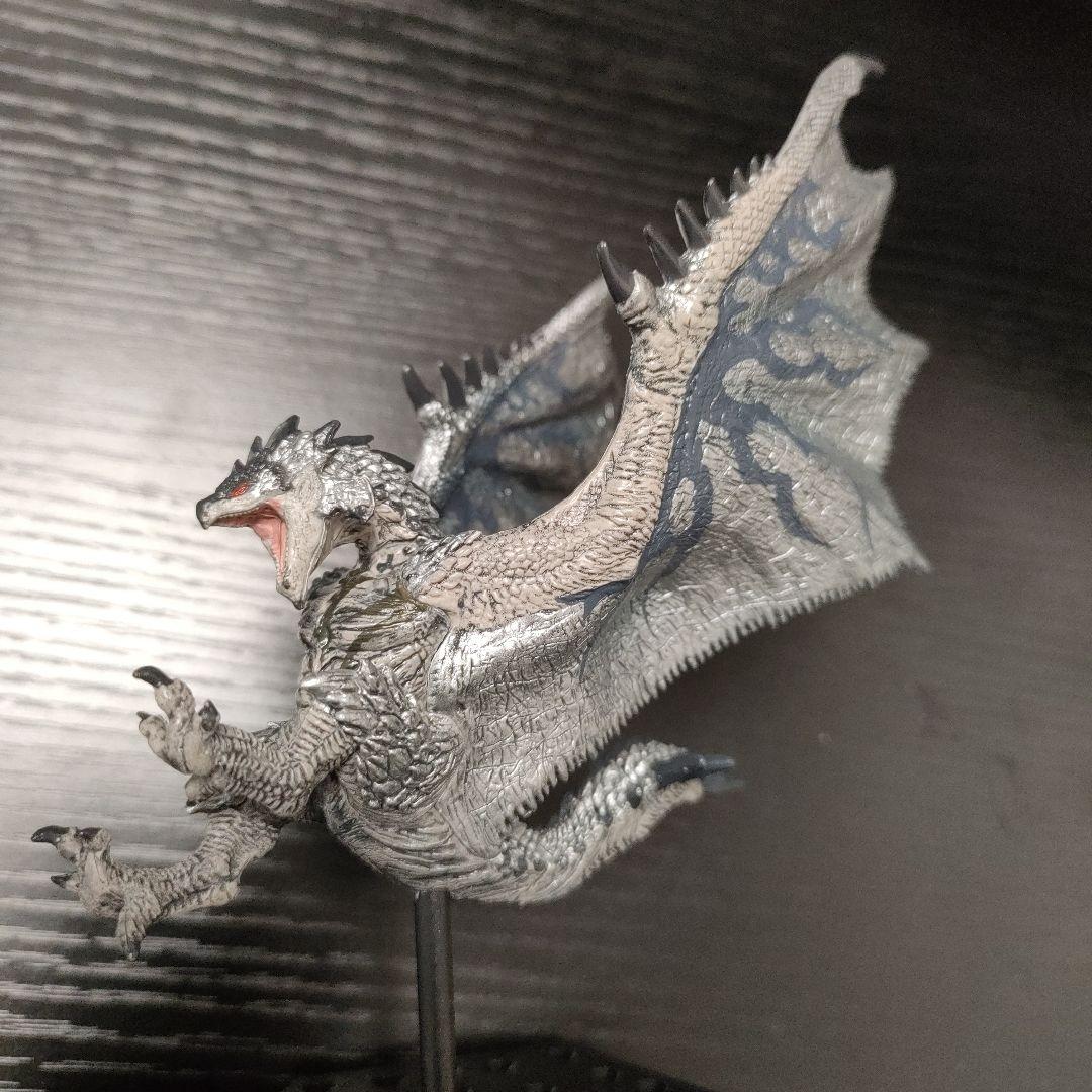 リオレウス希少種 フィギュア 銀レウス - メルカリ