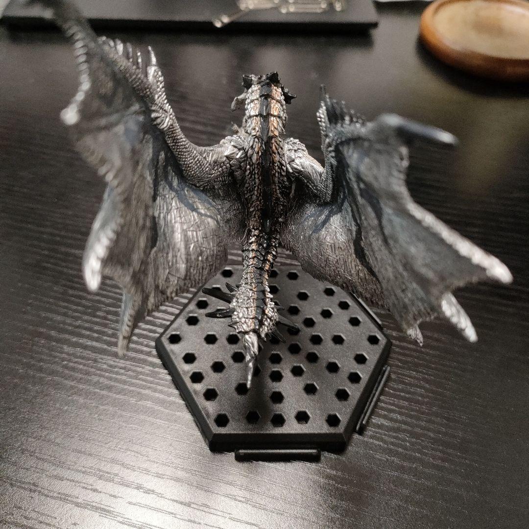 リオレウス希少種 フィギュア 銀レウス - メルカリ