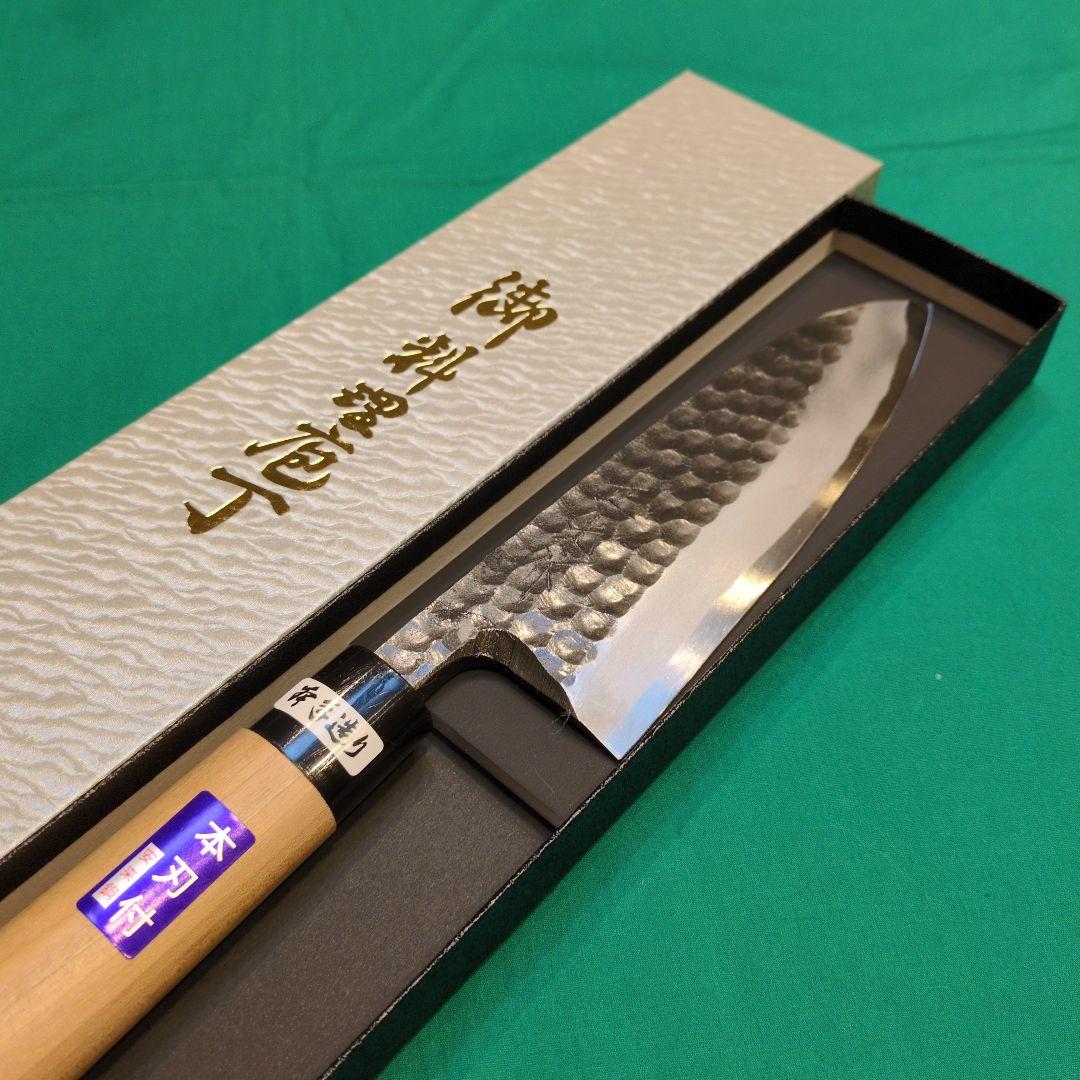 《安来白鋼》正光作　黒打槌目　　出刃包丁　5.5寸　165ミリ　桜柄付き