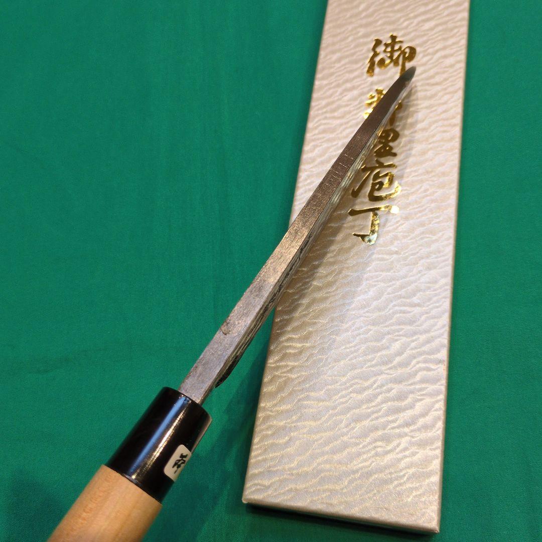 《安来白鋼》正光作　黒打槌目　　出刃包丁　5.5寸　165ミリ　桜柄付き