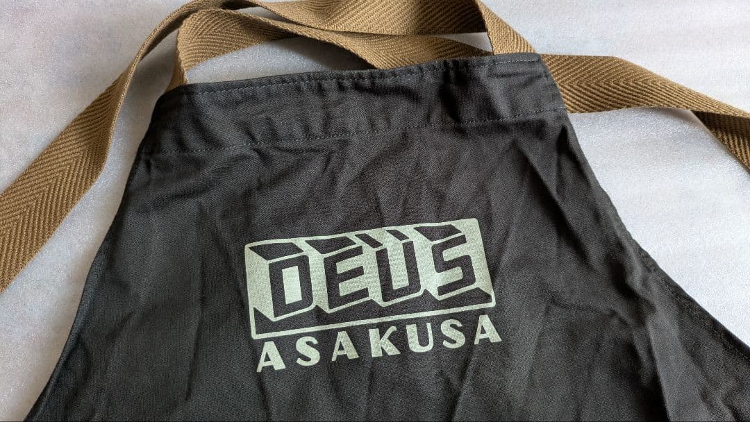 デウス浅草カフェ エプロン DEUS - メルカリ