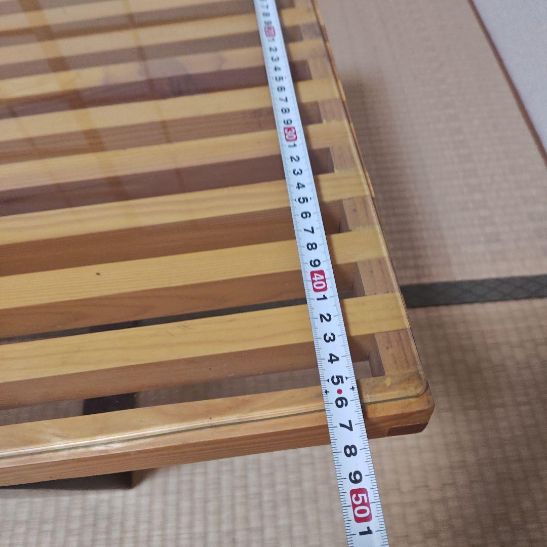 ストライプデザインのガラステーブル