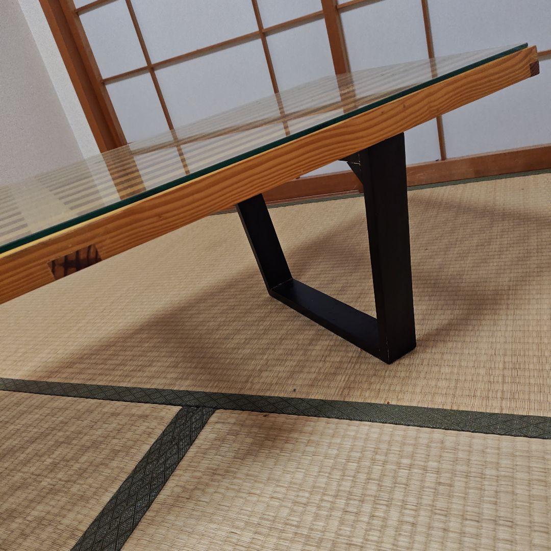 ストライプデザインのガラステーブル