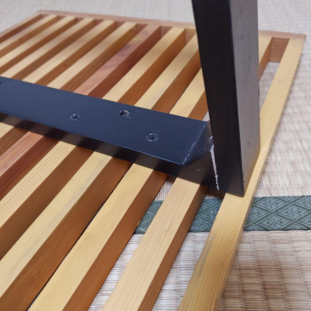 ストライプデザインのガラステーブル