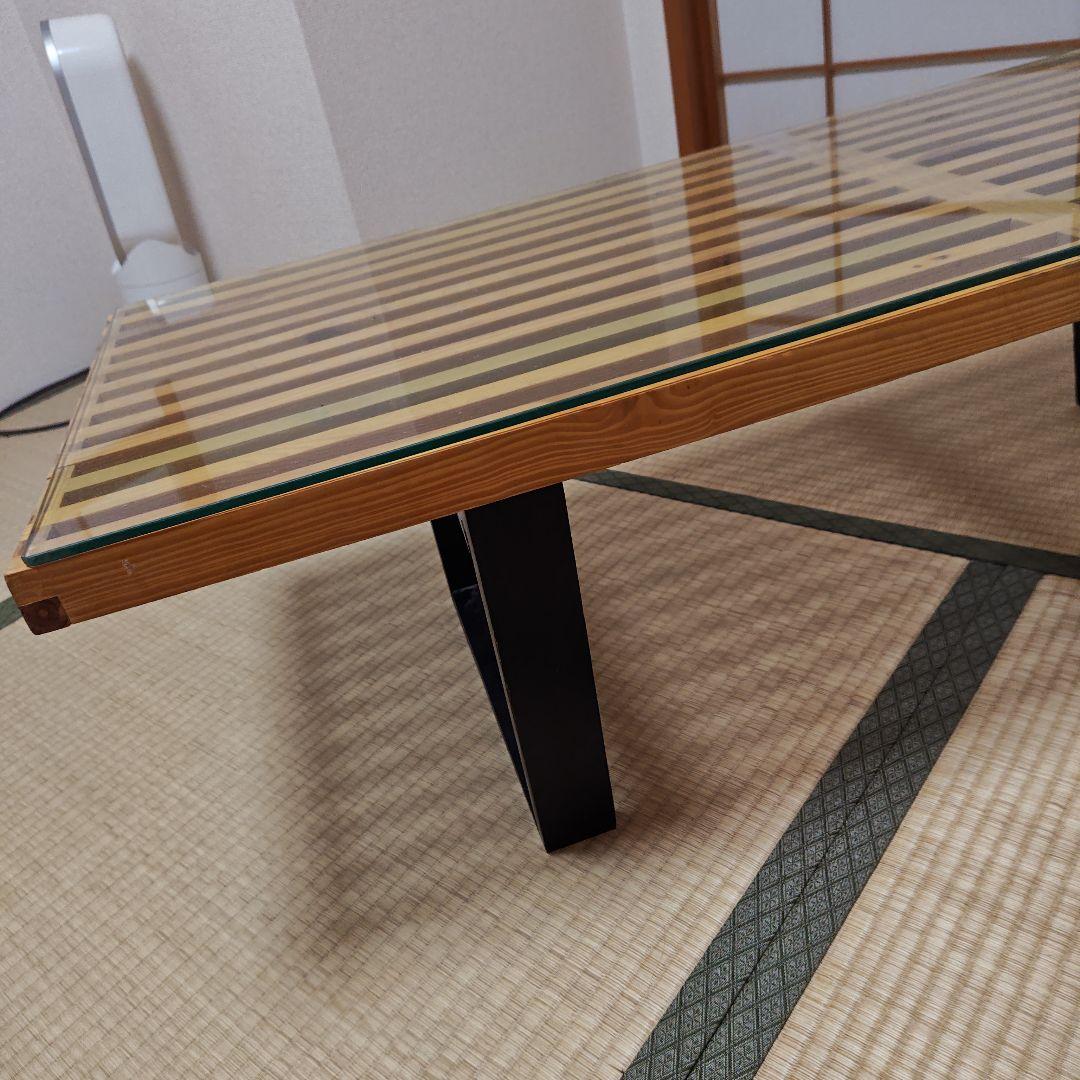 ストライプデザインのガラステーブル