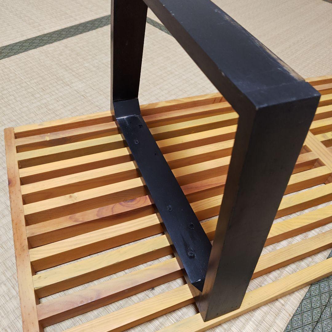 ストライプデザインのガラステーブル