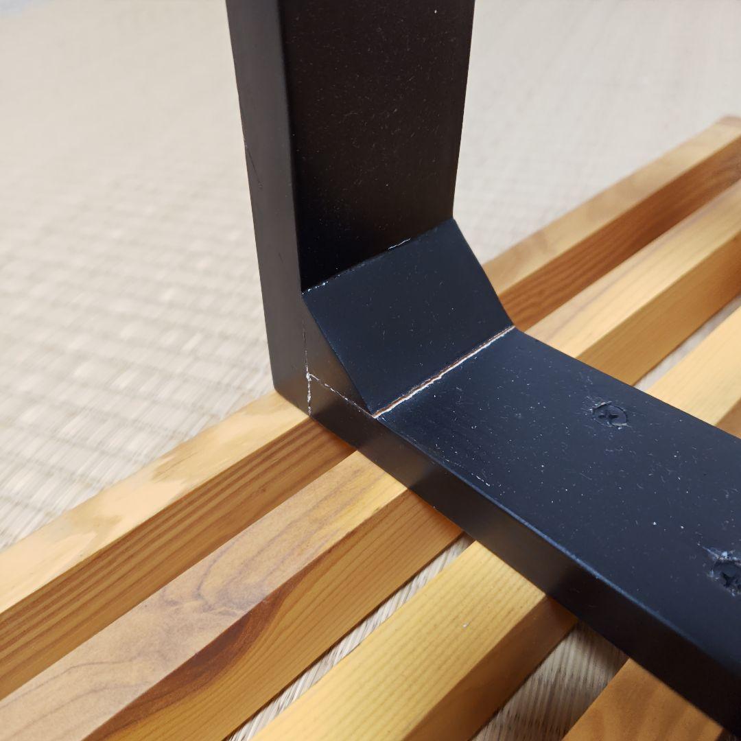 ストライプデザインのガラステーブル