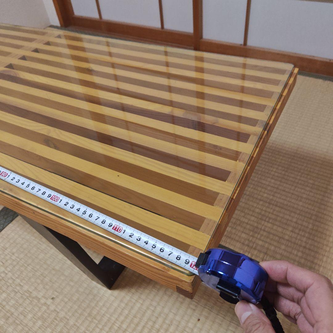 ストライプデザインのガラステーブル