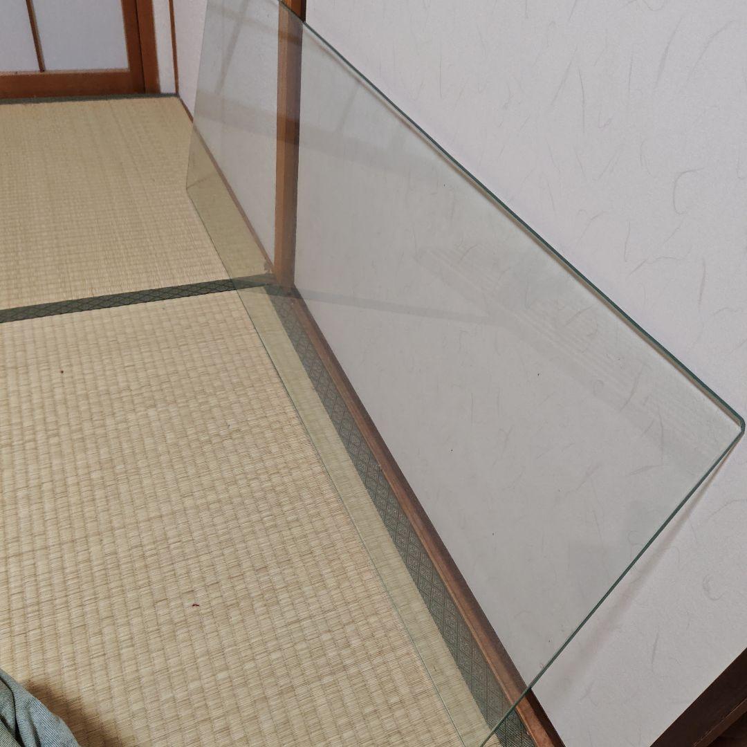 ストライプデザインのガラステーブル