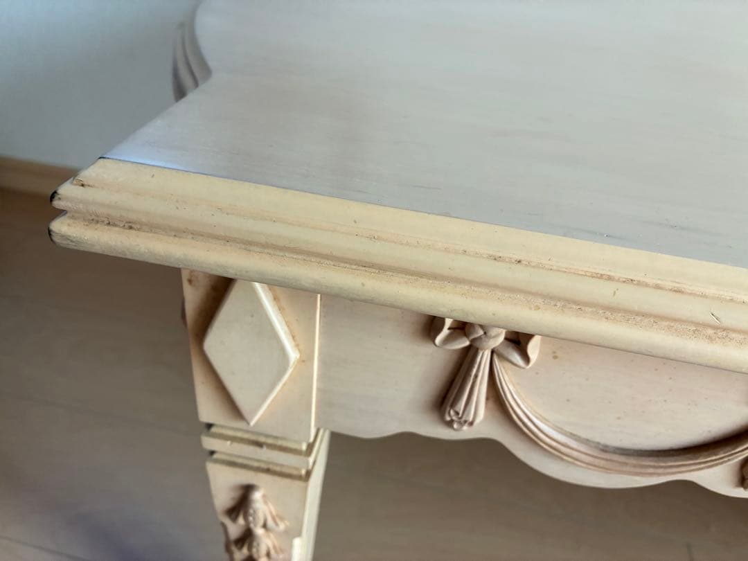 クリーム色のクラッシックセンターテーブル