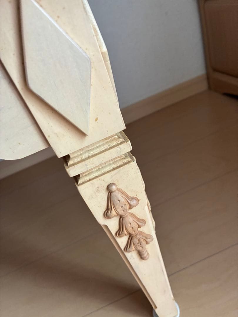 クリーム色のクラッシックセンターテーブル