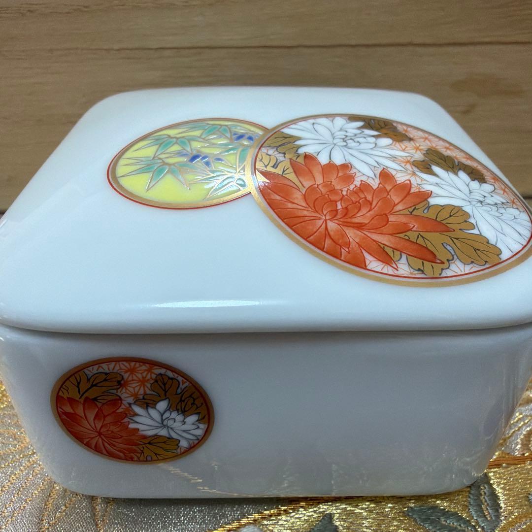 宮内庁御用達　深川製磁　寿揃い　梅型六号　蓋付きペア　No.5-11