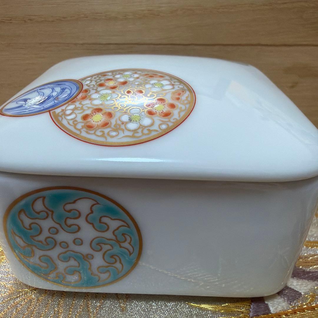 宮内庁御用達　深川製磁　寿揃い　梅型六号　蓋付きペア　No.5-11