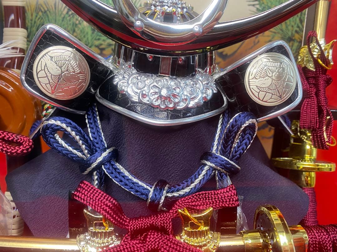 上杉謙信　五月人形　シルバー兜飾りガラスケース入り・コンパクトサイズ